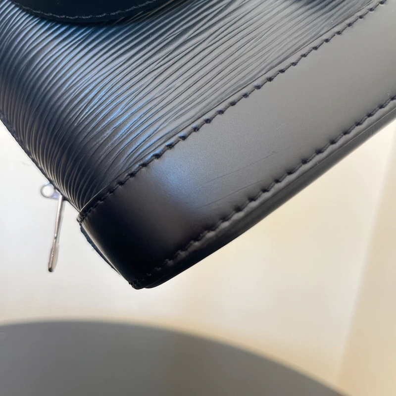 Louis Vuitton Alma BB en cuir épi NOIR. SAC DE LUXE DE SECONDE MAIN AUTHENTIQUE CERTIFICAT D'AUTHENTICITE ENTRUPY. SAC DE LUXE D'OCCASION PAS CHER. LV FULL SET