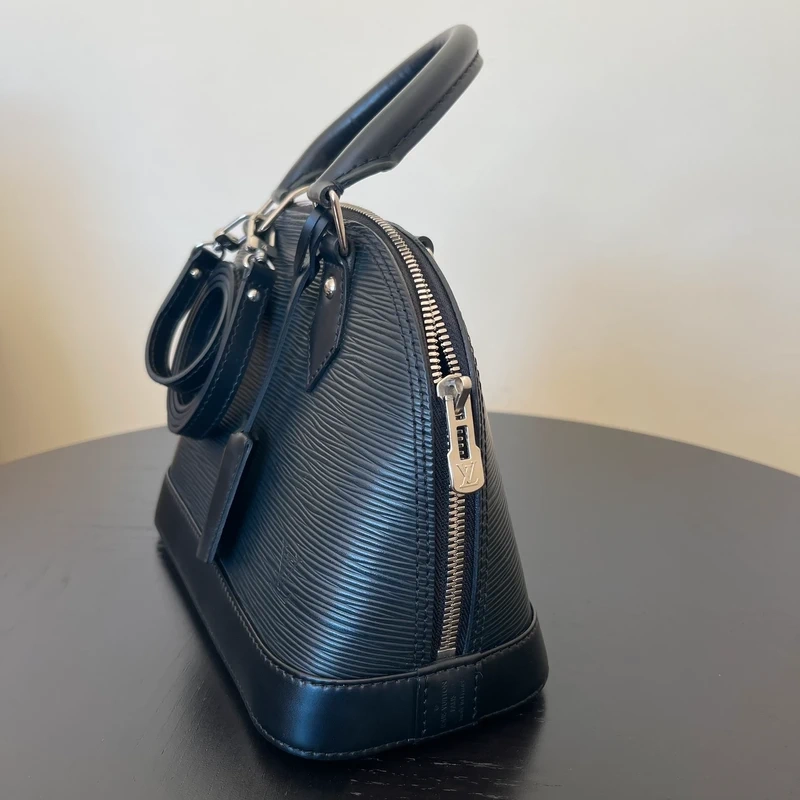 Louis Vuitton Alma BB en cuir épi NOIR. SAC DE LUXE DE SECONDE MAIN AUTHENTIQUE CERTIFICAT D'AUTHENTICITE ENTRUPY. SAC DE LUXE D'OCCASION PAS CHER. LV FULL SET