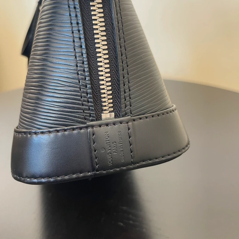 Louis Vuitton Alma BB en cuir épi NOIR. SAC DE LUXE DE SECONDE MAIN AUTHENTIQUE CERTIFICAT D'AUTHENTICITE ENTRUPY. SAC DE LUXE D'OCCASION PAS CHER. LV FULL SET