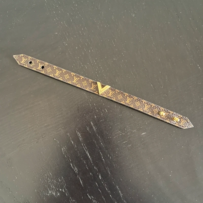 LOUIS VUITTON bracelet essential V monogram SAC DE LUXE DE SECONDE MAIN AUTHENTIQUE CERTIFICAT D'AUTHENTICITE ENTRUPY. SAC DE LUXE D'OCCASION PAS CHER. LOUIS VUITTON FULL SET