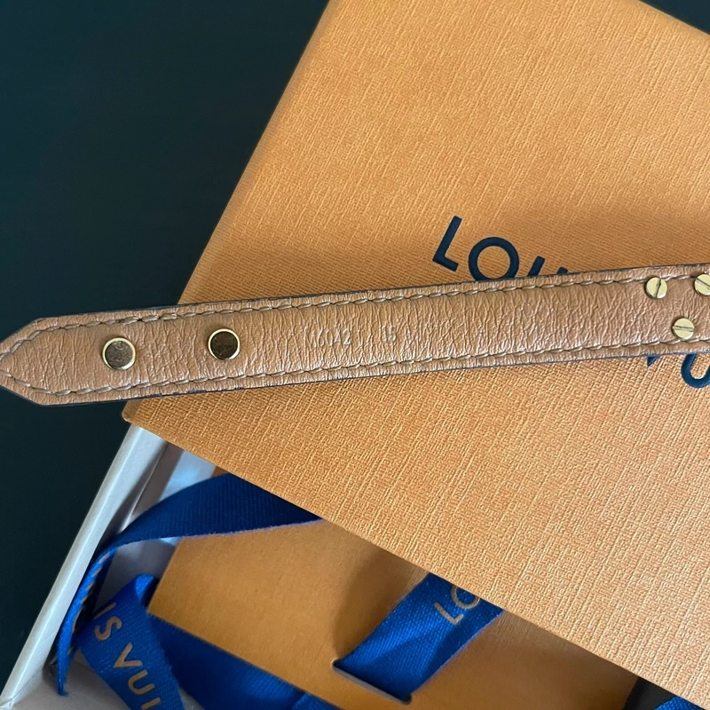 LOUIS VUITTON bracelet essential V monogram SAC DE LUXE DE SECONDE MAIN AUTHENTIQUE CERTIFICAT D'AUTHENTICITE ENTRUPY. SAC DE LUXE D'OCCASION PAS CHER. LOUIS VUITTON FULL SET