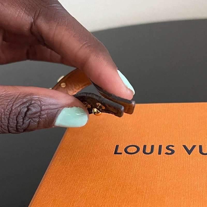 LOUIS VUITTON bracelet essential V monogram SAC DE LUXE DE SECONDE MAIN AUTHENTIQUE CERTIFICAT D'AUTHENTICITE ENTRUPY. SAC DE LUXE D'OCCASION PAS CHER. LOUIS VUITTON FULL SET