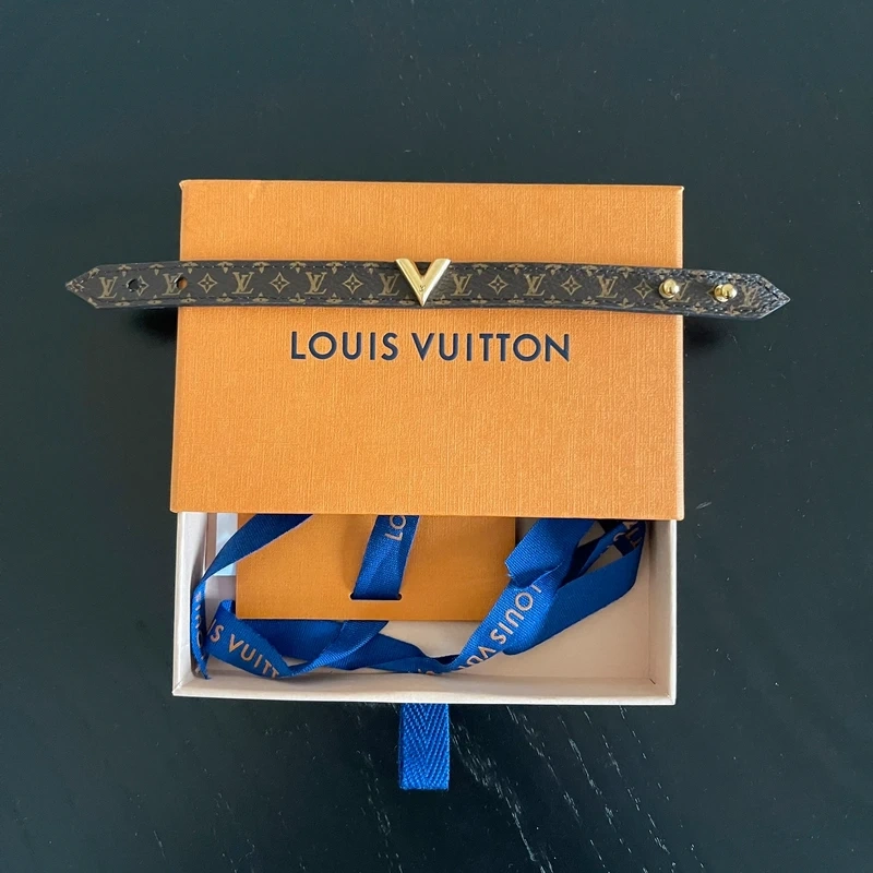 LOUIS VUITTON bracelet essential V monogram SAC DE LUXE DE SECONDE MAIN AUTHENTIQUE CERTIFICAT D'AUTHENTICITE ENTRUPY. SAC DE LUXE D'OCCASION PAS CHER. LOUIS VUITTON FULL SET