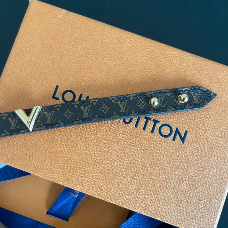 LOUIS VUITTON bracelet essential V monogram SAC DE LUXE DE SECONDE MAIN AUTHENTIQUE CERTIFICAT D'AUTHENTICITE ENTRUPY. SAC DE LUXE D'OCCASION PAS CHER. LOUIS VUITTON FULL SET