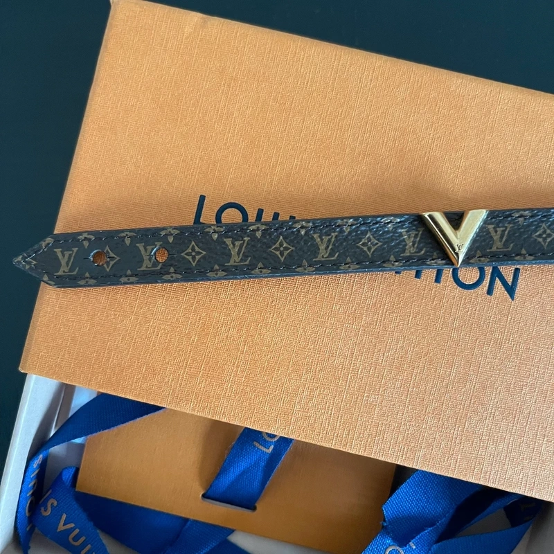LOUIS VUITTON bracelet essential V monogram SAC DE LUXE DE SECONDE MAIN AUTHENTIQUE CERTIFICAT D'AUTHENTICITE ENTRUPY. SAC DE LUXE D'OCCASION PAS CHER. LOUIS VUITTON FULL SET