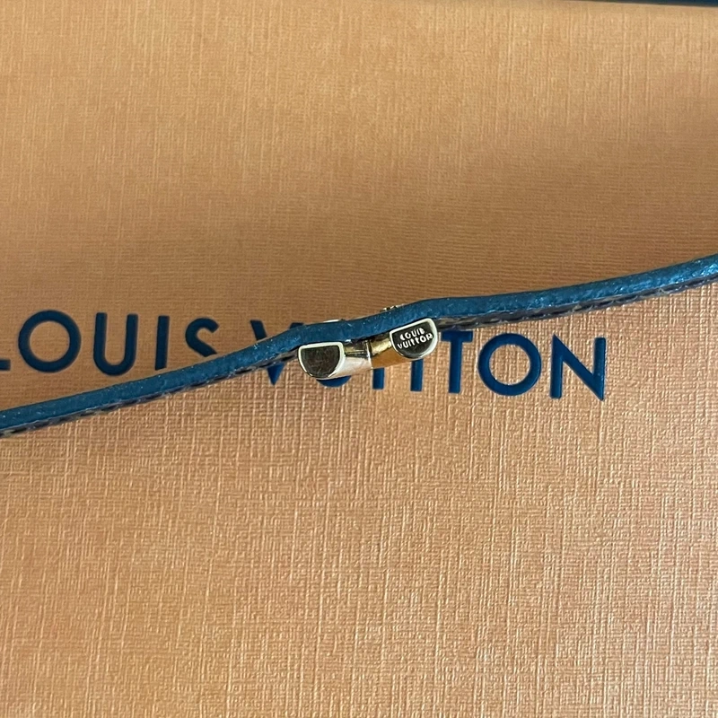 LOUIS VUITTON bracelet essential V monogram SAC DE LUXE DE SECONDE MAIN AUTHENTIQUE CERTIFICAT D'AUTHENTICITE ENTRUPY. SAC DE LUXE D'OCCASION PAS CHER. LOUIS VUITTON FULL SET