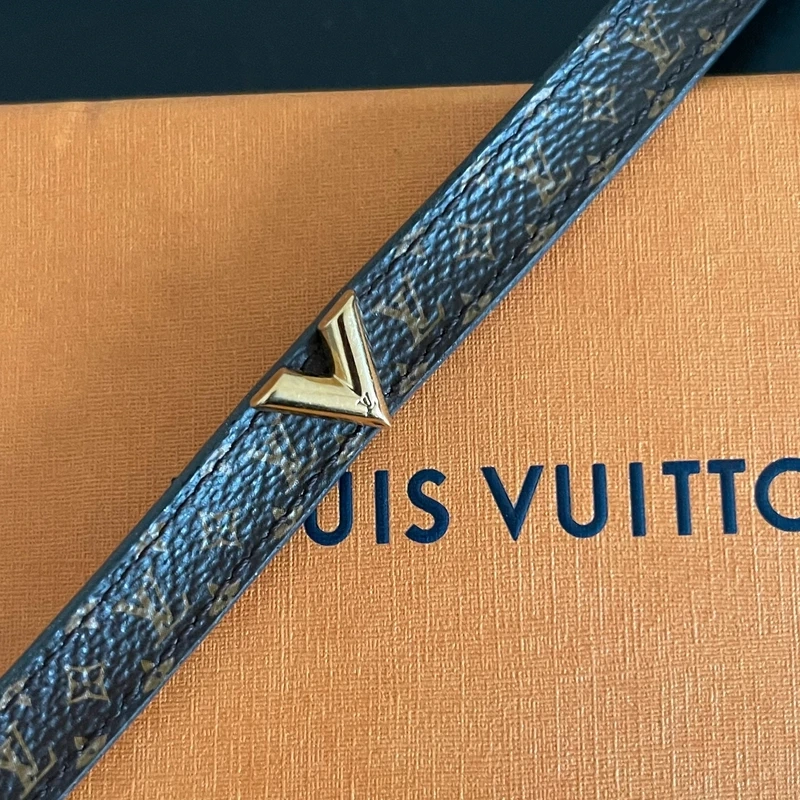 LOUIS VUITTON bracelet essential V monogram SAC DE LUXE DE SECONDE MAIN AUTHENTIQUE CERTIFICAT D'AUTHENTICITE ENTRUPY. SAC DE LUXE D'OCCASION PAS CHER. LOUIS VUITTON FULL SET