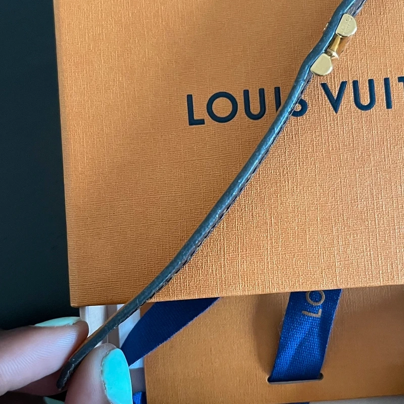LOUIS VUITTON bracelet essential V monogram SAC DE LUXE DE SECONDE MAIN AUTHENTIQUE CERTIFICAT D'AUTHENTICITE ENTRUPY. SAC DE LUXE D'OCCASION PAS CHER. LOUIS VUITTON FULL SET