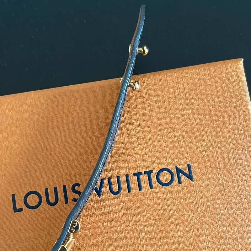LOUIS VUITTON bracelet essential V monogram SAC DE LUXE DE SECONDE MAIN AUTHENTIQUE CERTIFICAT D'AUTHENTICITE ENTRUPY. SAC DE LUXE D'OCCASION PAS CHER. LOUIS VUITTON FULL SET