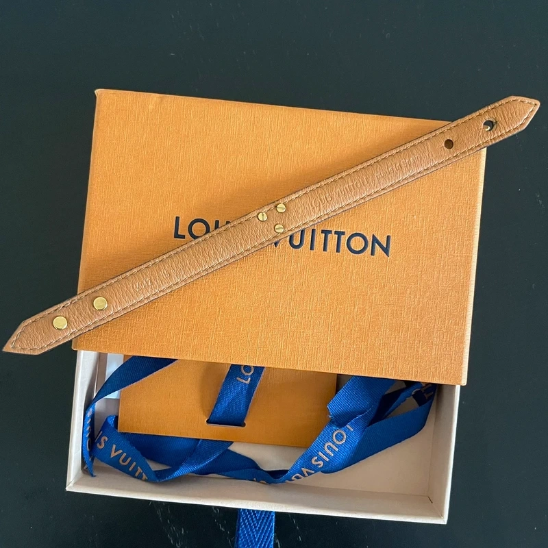 LOUIS VUITTON bracelet essential V monogram SAC DE LUXE DE SECONDE MAIN AUTHENTIQUE CERTIFICAT D'AUTHENTICITE ENTRUPY. SAC DE LUXE D'OCCASION PAS CHER. LOUIS VUITTON FULL SET
