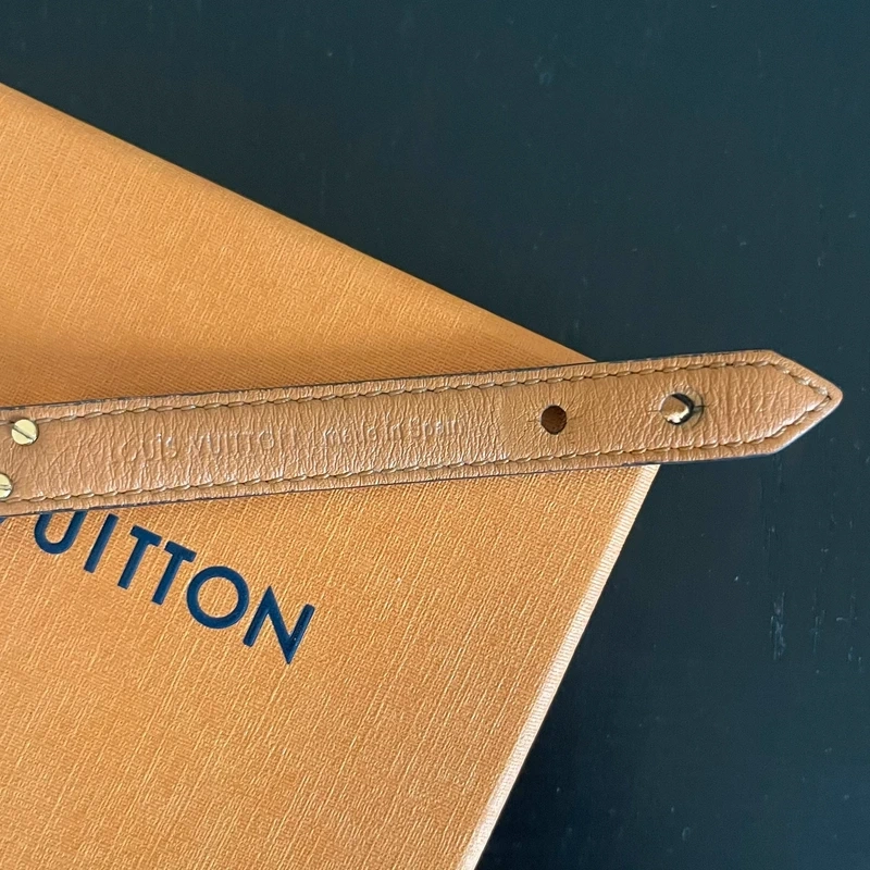 LOUIS VUITTON bracelet essential V monogram SAC DE LUXE DE SECONDE MAIN AUTHENTIQUE CERTIFICAT D'AUTHENTICITE ENTRUPY. SAC DE LUXE D'OCCASION PAS CHER. LOUIS VUITTON FULL SET
