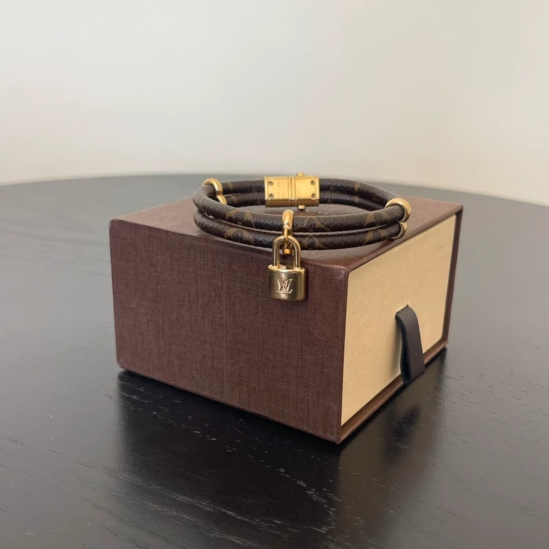 LOUIS VUITTON bracelet keep it twice LUXE D'OCCASION PAS CHER LOUIS VUITTON FULL SET.
