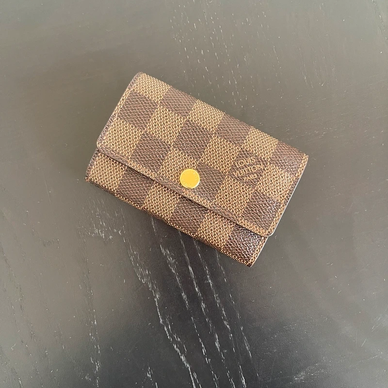 LOUIS VUITTON étui à 6 clés damier ébène LUXE DE SECONDE MAIN AUTHENTIQUE CERTIFICAT D'AUTHENTICITE ENTRUPY. LUXE D'OCCASION PAS CHER. LOUIS VUITTON FULL SET