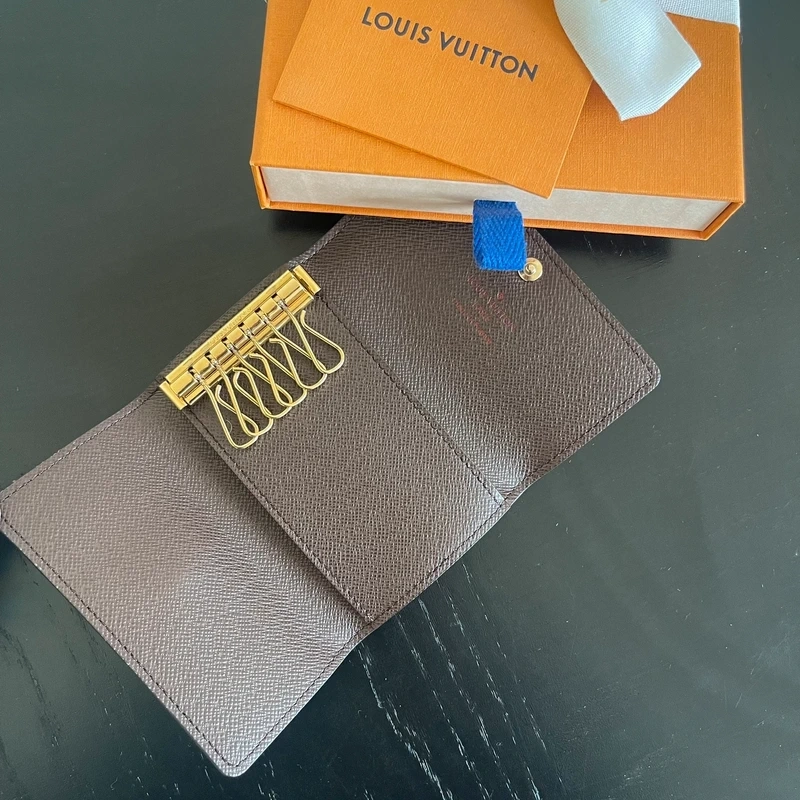LOUIS VUITTON étui à 6 clés damier ébène LUXE DE SECONDE MAIN AUTHENTIQUE CERTIFICAT D'AUTHENTICITE ENTRUPY. LUXE D'OCCASION PAS CHER. LOUIS VUITTON FULL SET