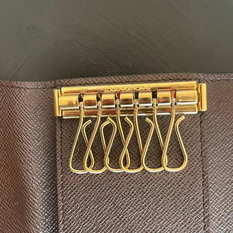 LOUIS VUITTON étui à 6 clés damier ébène LUXE DE SECONDE MAIN AUTHENTIQUE CERTIFICAT D'AUTHENTICITE ENTRUPY. LUXE D'OCCASION PAS CHER. LOUIS VUITTON FULL SET