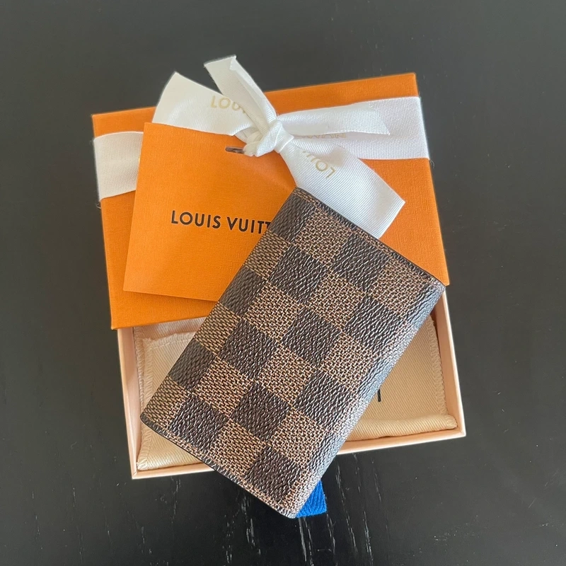 LOUIS VUITTON étui à 6 clés damier ébène LUXE DE SECONDE MAIN AUTHENTIQUE CERTIFICAT D'AUTHENTICITE ENTRUPY. LUXE D'OCCASION PAS CHER. LOUIS VUITTON FULL SET