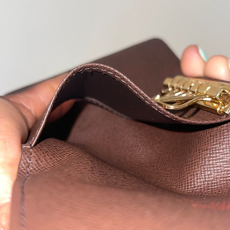 LOUIS VUITTON étui à 6 clés damier ébène LUXE DE SECONDE MAIN AUTHENTIQUE CERTIFICAT D'AUTHENTICITE ENTRUPY. LUXE D'OCCASION PAS CHER. LOUIS VUITTON FULL SET