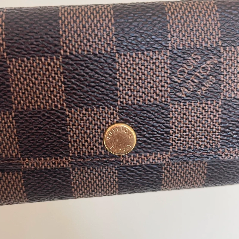 LOUIS VUITTON étui à 6 clés damier ébène LUXE DE SECONDE MAIN AUTHENTIQUE CERTIFICAT D'AUTHENTICITE ENTRUPY. LUXE D'OCCASION PAS CHER. LOUIS VUITTON FULL SET