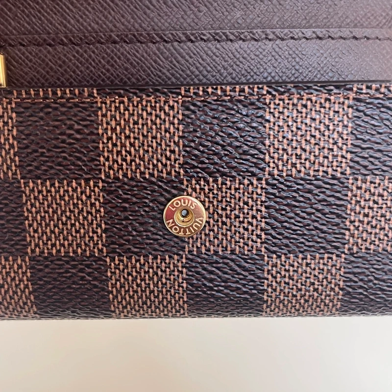 LOUIS VUITTON étui à 6 clés damier ébène LUXE DE SECONDE MAIN AUTHENTIQUE CERTIFICAT D'AUTHENTICITE ENTRUPY. LUXE D'OCCASION PAS CHER. LOUIS VUITTON FULL SET