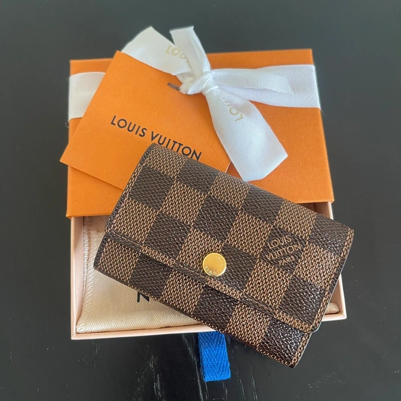 LOUIS VUITTON étui à 6 clés damier ébène LUXE DE SECONDE MAIN AUTHENTIQUE CERTIFICAT D'AUTHENTICITE ENTRUPY. LUXE D'OCCASION PAS CHER. LOUIS VUITTON FULL SET