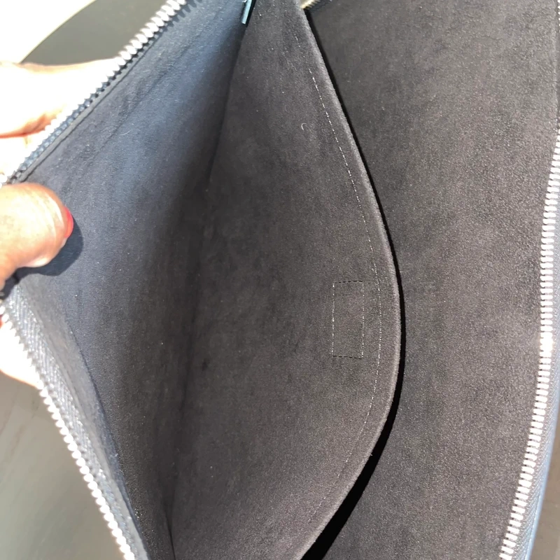 Louis Vuitton étui voyage GM cuir épi noir SAC DE LUXE DE SECONDE MAIN AUTHENTIQUE CERTIFICAT D'AUTHENTICITE ENTRUPY. SAC DE LUXE D'OCCASION PAS CHER. LOUIS VUITTON FULL SET