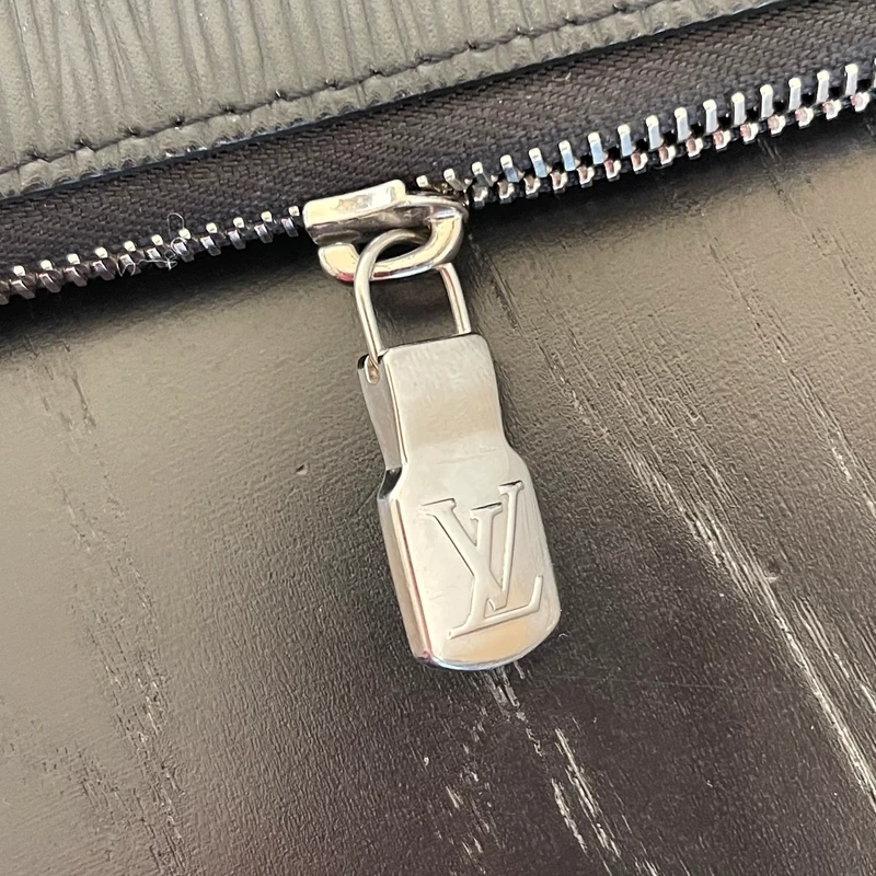 Louis Vuitton étui voyage GM cuir épi noir SAC DE LUXE DE SECONDE MAIN AUTHENTIQUE CERTIFICAT D'AUTHENTICITE ENTRUPY. SAC DE LUXE D'OCCASION PAS CHER. LOUIS VUITTON FULL SET