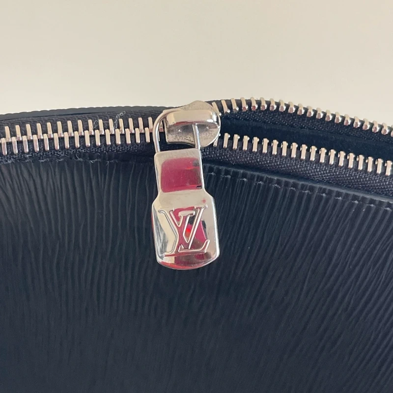 Louis Vuitton étui voyage GM cuir épi noir SAC DE LUXE DE SECONDE MAIN AUTHENTIQUE CERTIFICAT D'AUTHENTICITE ENTRUPY. SAC DE LUXE D'OCCASION PAS CHER. LOUIS VUITTON FULL SET