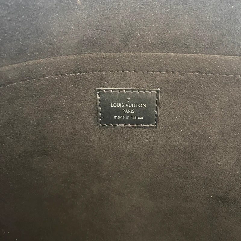Louis Vuitton étui voyage GM cuir épi noir SAC DE LUXE DE SECONDE MAIN AUTHENTIQUE CERTIFICAT D'AUTHENTICITE ENTRUPY. SAC DE LUXE D'OCCASION PAS CHER. LOUIS VUITTON FULL SET