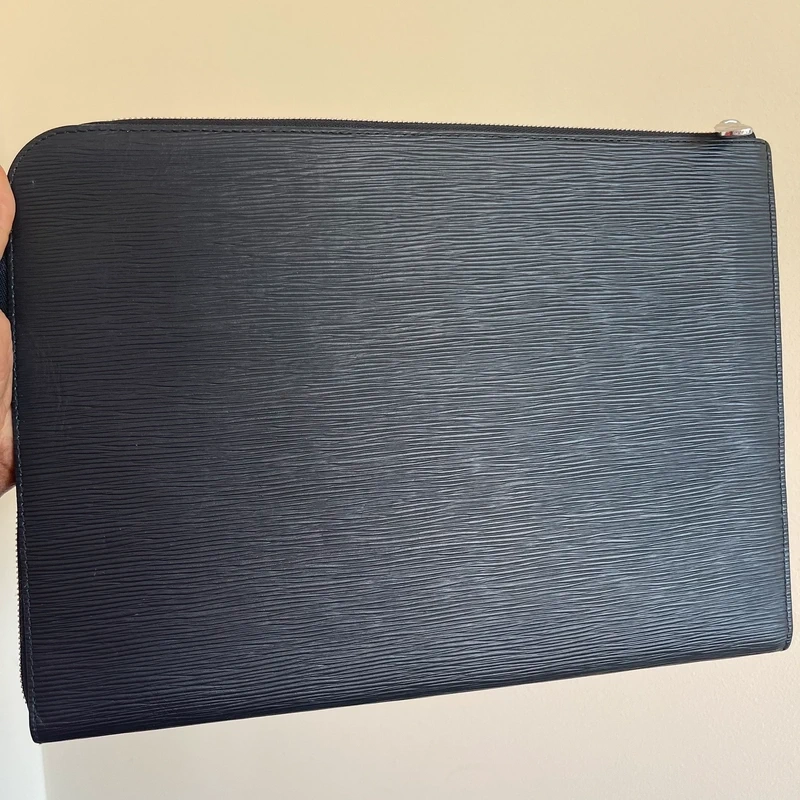 Louis Vuitton étui voyage GM cuir épi noir SAC DE LUXE DE SECONDE MAIN AUTHENTIQUE CERTIFICAT D'AUTHENTICITE ENTRUPY. SAC DE LUXE D'OCCASION PAS CHER. LOUIS VUITTON FULL SET