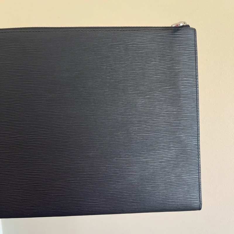 Louis Vuitton étui voyage GM cuir épi noir SAC DE LUXE DE SECONDE MAIN AUTHENTIQUE CERTIFICAT D'AUTHENTICITE ENTRUPY. SAC DE LUXE D'OCCASION PAS CHER. LOUIS VUITTON FULL SET