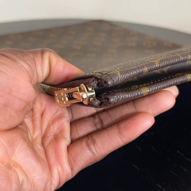 Louis Vuitton étui voyage GM monogram vintage SAC DE LUXE DE SECONDE MAIN AUTHENTIQUE CERTIFICAT D'AUTHENTICITE ENTRUPY. SAC DE LUXE D'OCCASION PAS CHER. LOUIS VUITTON FULL SET