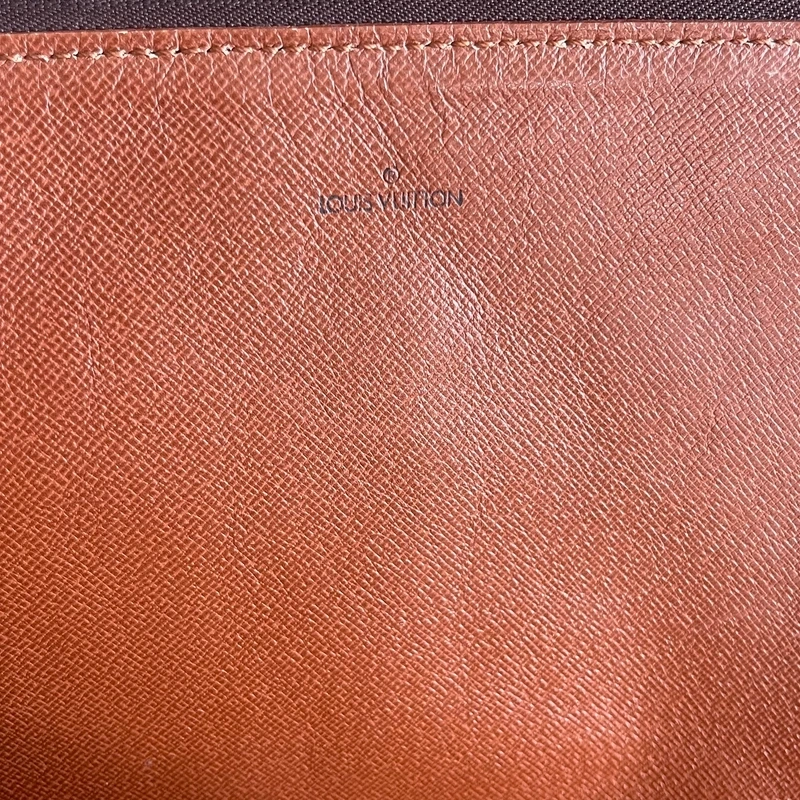 Louis Vuitton étui voyage GM monogram vintage SAC DE LUXE DE SECONDE MAIN AUTHENTIQUE CERTIFICAT D'AUTHENTICITE ENTRUPY. SAC DE LUXE D'OCCASION PAS CHER. LOUIS VUITTON FULL SET