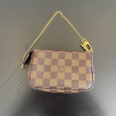 LOUIS VUITTON mini pochette accessoire damier ébène LUXE DE SECONDE MAIN AUTHENTIQUE. SAC D'OCCASION PAS CHER CERTIFICAT D'AUTHENTICITE ENTRUPY. LOUIS VUITTON FULL SET