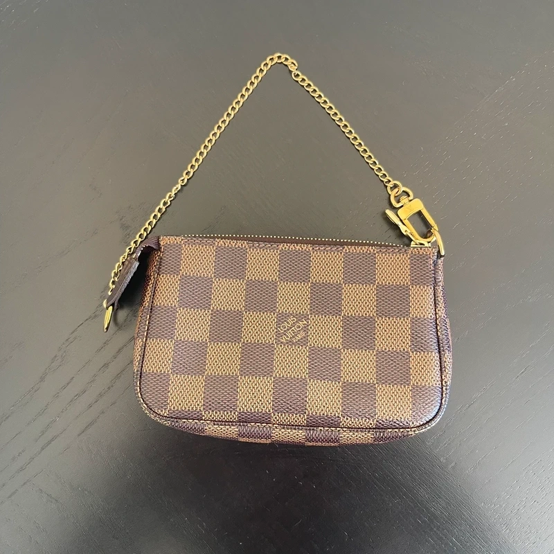 LOUIS VUITTON mini pochette accessoire damier ébène LUXE DE SECONDE MAIN AUTHENTIQUE. SAC D'OCCASION PAS CHER CERTIFICAT D'AUTHENTICITE ENTRUPY. LOUIS VUITTON FULL SET