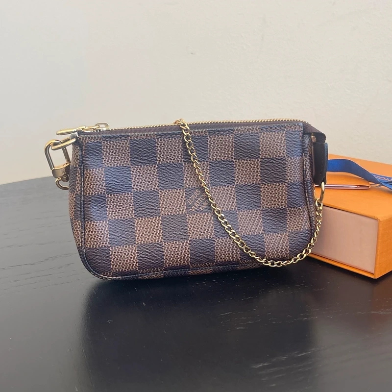 LOUIS VUITTON mini pochette accessoire damier ébène LUXE DE SECONDE MAIN AUTHENTIQUE. SAC D'OCCASION PAS CHER CERTIFICAT D'AUTHENTICITE ENTRUPY. LOUIS VUITTON FULL SET