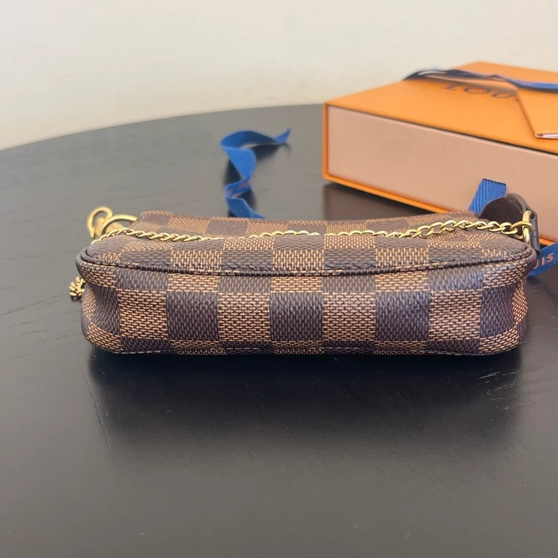 LOUIS VUITTON mini pochette accessoire damier ébène LUXE DE SECONDE MAIN AUTHENTIQUE. SAC D'OCCASION PAS CHER CERTIFICAT D'AUTHENTICITE ENTRUPY. LOUIS VUITTON FULL SET
