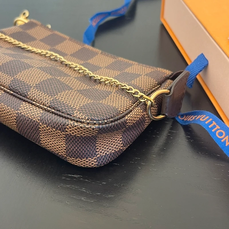 LOUIS VUITTON mini pochette accessoire damier ébène LUXE DE SECONDE MAIN AUTHENTIQUE. SAC D'OCCASION PAS CHER CERTIFICAT D'AUTHENTICITE ENTRUPY. LOUIS VUITTON FULL SET
