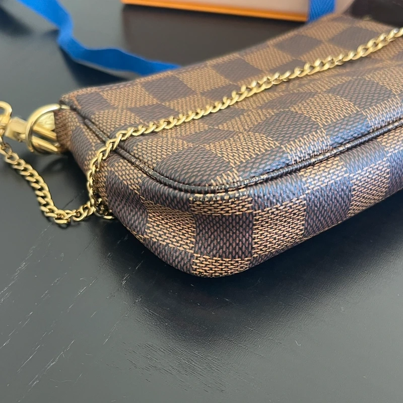 LOUIS VUITTON mini pochette accessoire damier ébène LUXE DE SECONDE MAIN AUTHENTIQUE. SAC D'OCCASION PAS CHER CERTIFICAT D'AUTHENTICITE ENTRUPY. LOUIS VUITTON FULL SET