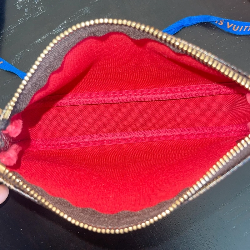 LOUIS VUITTON mini pochette accessoire damier ébène LUXE DE SECONDE MAIN AUTHENTIQUE. SAC D'OCCASION PAS CHER CERTIFICAT D'AUTHENTICITE ENTRUPY. LOUIS VUITTON FULL SET