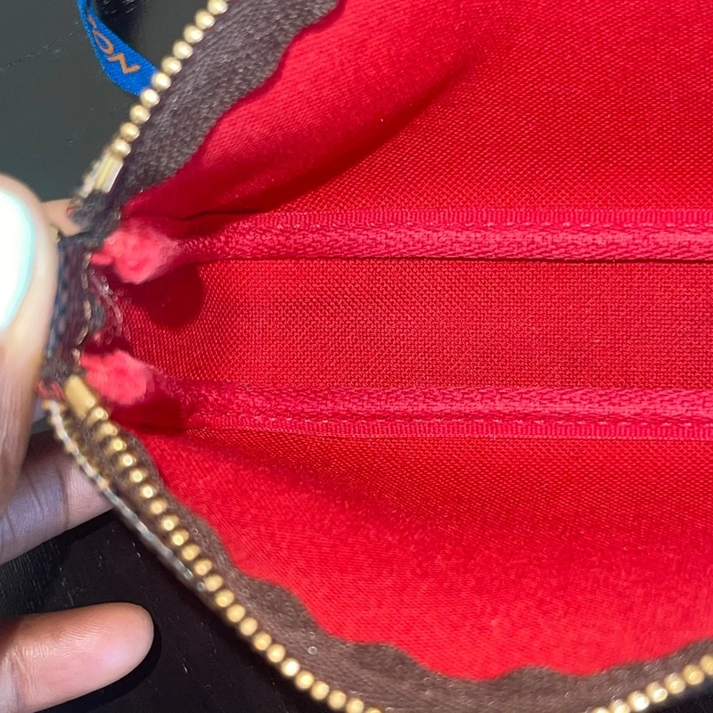 LOUIS VUITTON mini pochette accessoire damier ébène LUXE DE SECONDE MAIN AUTHENTIQUE. SAC D'OCCASION PAS CHER CERTIFICAT D'AUTHENTICITE ENTRUPY. LOUIS VUITTON FULL SET