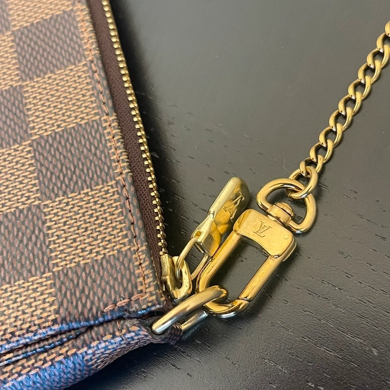 LOUIS VUITTON mini pochette accessoire damier ébène LUXE DE SECONDE MAIN AUTHENTIQUE. SAC D'OCCASION PAS CHER CERTIFICAT D'AUTHENTICITE ENTRUPY. LOUIS VUITTON FULL SET