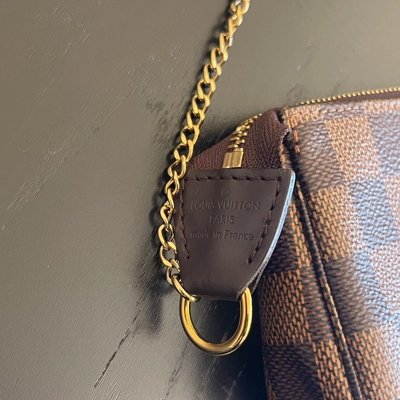LOUIS VUITTON mini pochette accessoire damier ébène LUXE DE SECONDE MAIN AUTHENTIQUE. SAC D'OCCASION PAS CHER CERTIFICAT D'AUTHENTICITE ENTRUPY. LOUIS VUITTON FULL SET