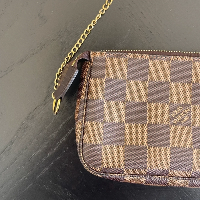 LOUIS VUITTON mini pochette accessoire damier ébène LUXE DE SECONDE MAIN AUTHENTIQUE. SAC D'OCCASION PAS CHER CERTIFICAT D'AUTHENTICITE ENTRUPY. LOUIS VUITTON FULL SET