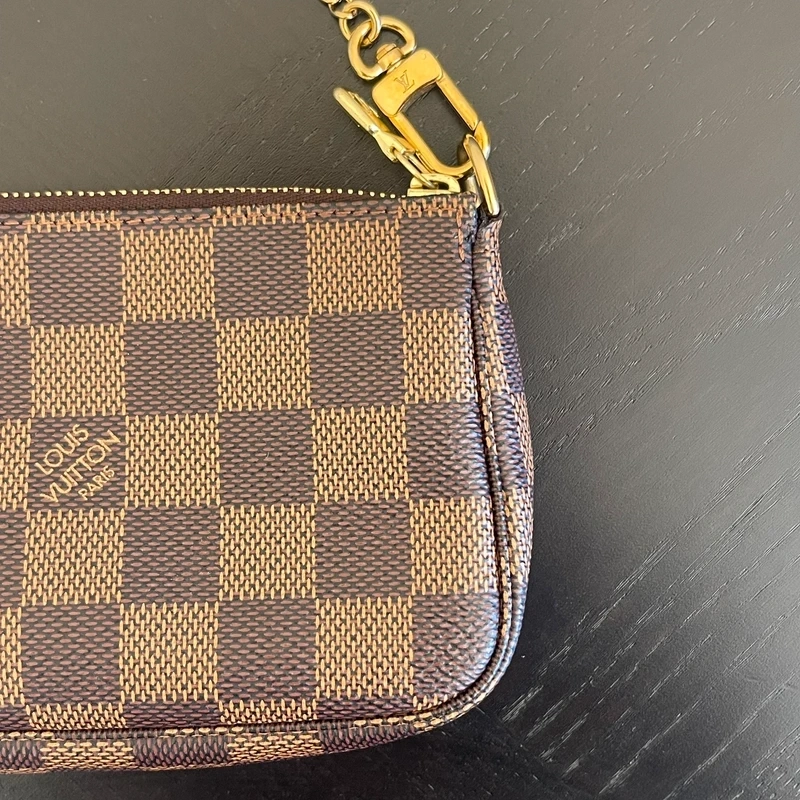 LOUIS VUITTON mini pochette accessoire damier ébène LUXE DE SECONDE MAIN AUTHENTIQUE. SAC D'OCCASION PAS CHER CERTIFICAT D'AUTHENTICITE ENTRUPY. LOUIS VUITTON FULL SET