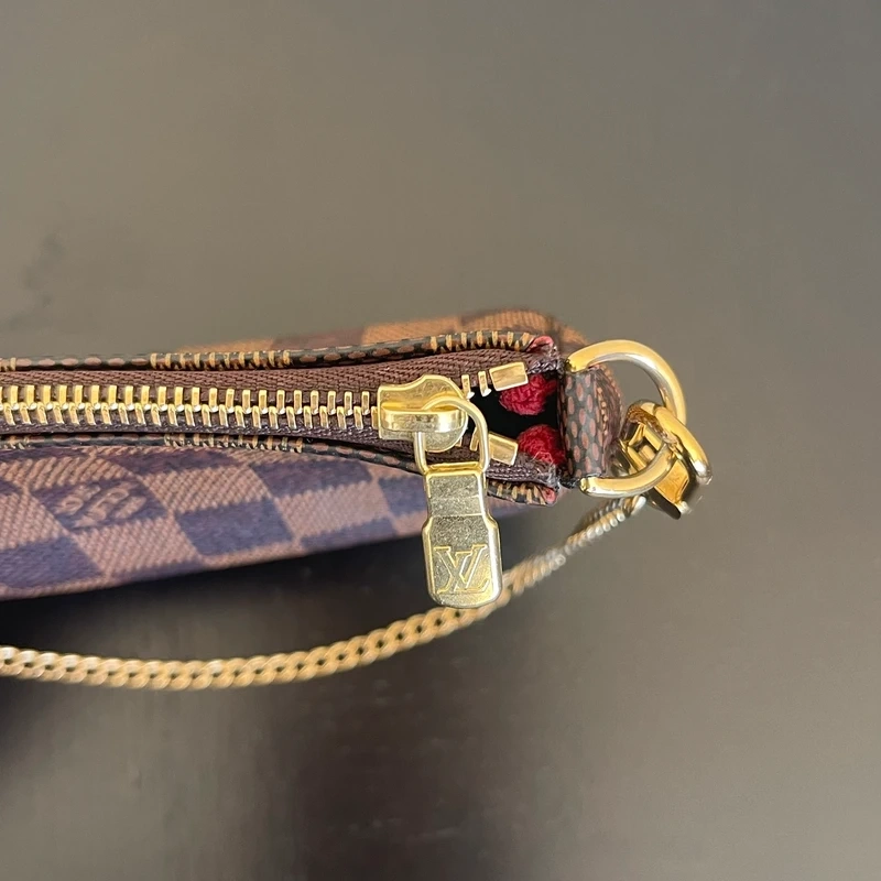 LOUIS VUITTON mini pochette accessoire damier ébène LUXE DE SECONDE MAIN AUTHENTIQUE. SAC D'OCCASION PAS CHER CERTIFICAT D'AUTHENTICITE ENTRUPY. LOUIS VUITTON FULL SET