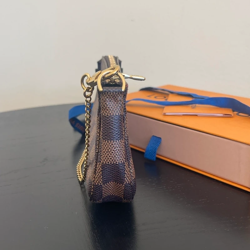 LOUIS VUITTON mini pochette accessoire damier ébène LUXE DE SECONDE MAIN AUTHENTIQUE. SAC D'OCCASION PAS CHER CERTIFICAT D'AUTHENTICITE ENTRUPY. LOUIS VUITTON FULL SET