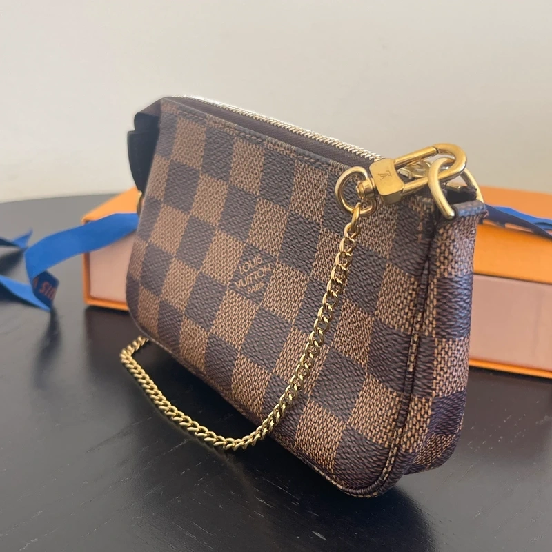 LOUIS VUITTON mini pochette accessoire damier ébène LUXE DE SECONDE MAIN AUTHENTIQUE. SAC D'OCCASION PAS CHER CERTIFICAT D'AUTHENTICITE ENTRUPY. LOUIS VUITTON FULL SET