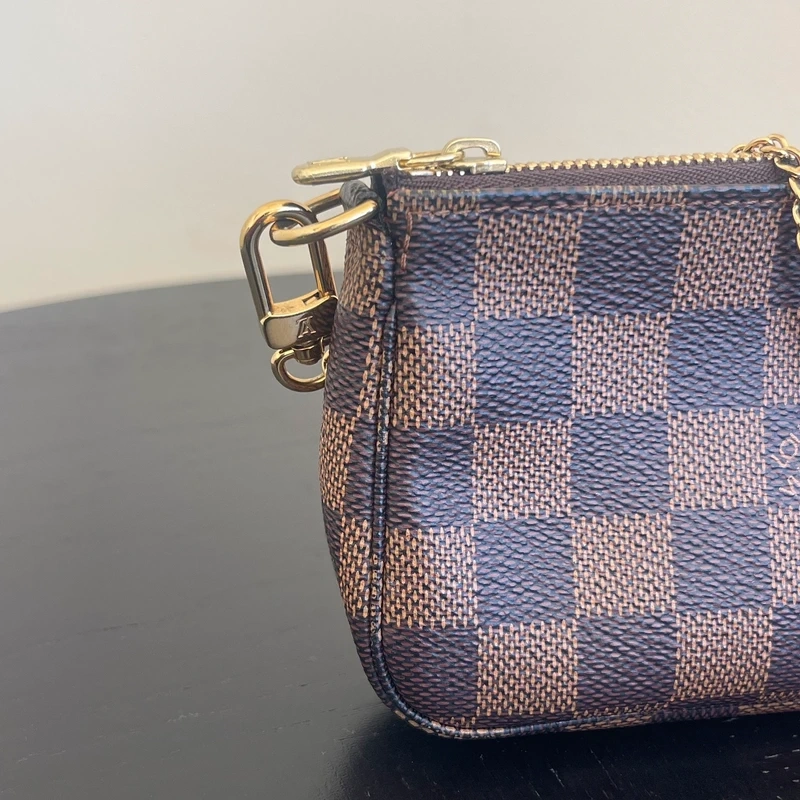 LOUIS VUITTON mini pochette accessoire damier ébène LUXE DE SECONDE MAIN AUTHENTIQUE. SAC D'OCCASION PAS CHER CERTIFICAT D'AUTHENTICITE ENTRUPY. LOUIS VUITTON FULL SET