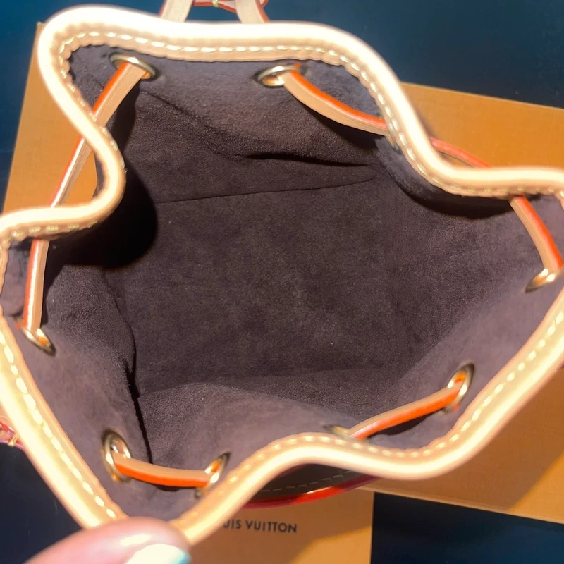 LOUIS VUITTON nano noé monogram LUXE DE SECONDE MAIN AUTHENTIQUE CERTIFICAT D'AUTHENTICITE ENTRUPY. SAC DE LUXE D'OCCASION PAS CHER LOUIS VUITTON FULL SET.