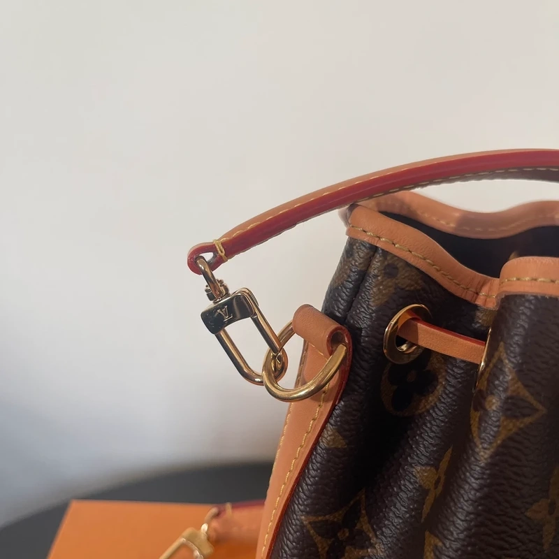 LOUIS VUITTON nano noé monogram LUXE DE SECONDE MAIN AUTHENTIQUE CERTIFICAT D'AUTHENTICITE ENTRUPY. SAC DE LUXE D'OCCASION PAS CHER LOUIS VUITTON FULL SET.